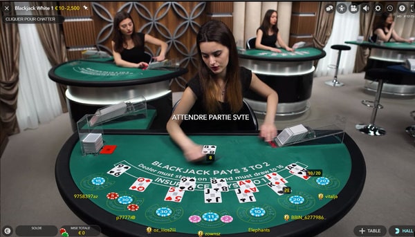 Table de black jack online avec croupière en direct