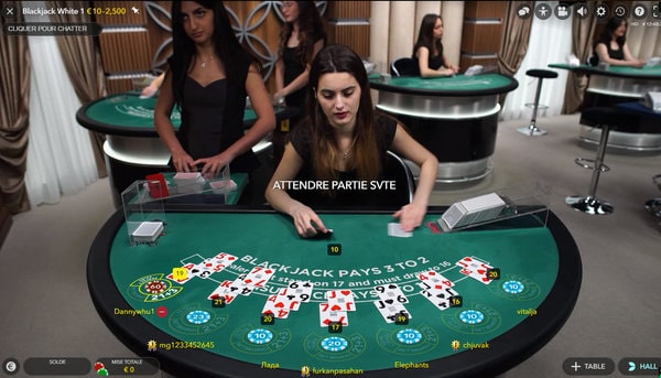 Mélange des cartes de blackjack face aux joueurs en ligne