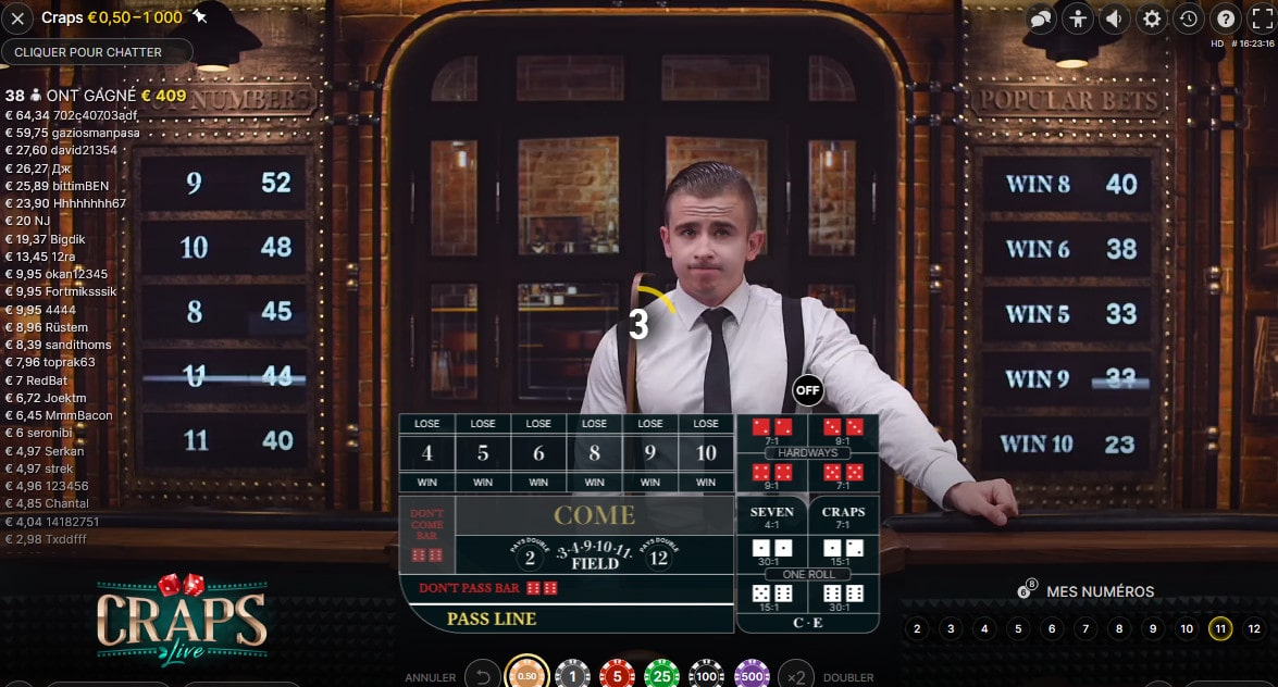 Croupier du jeu de Craps tenant son stick