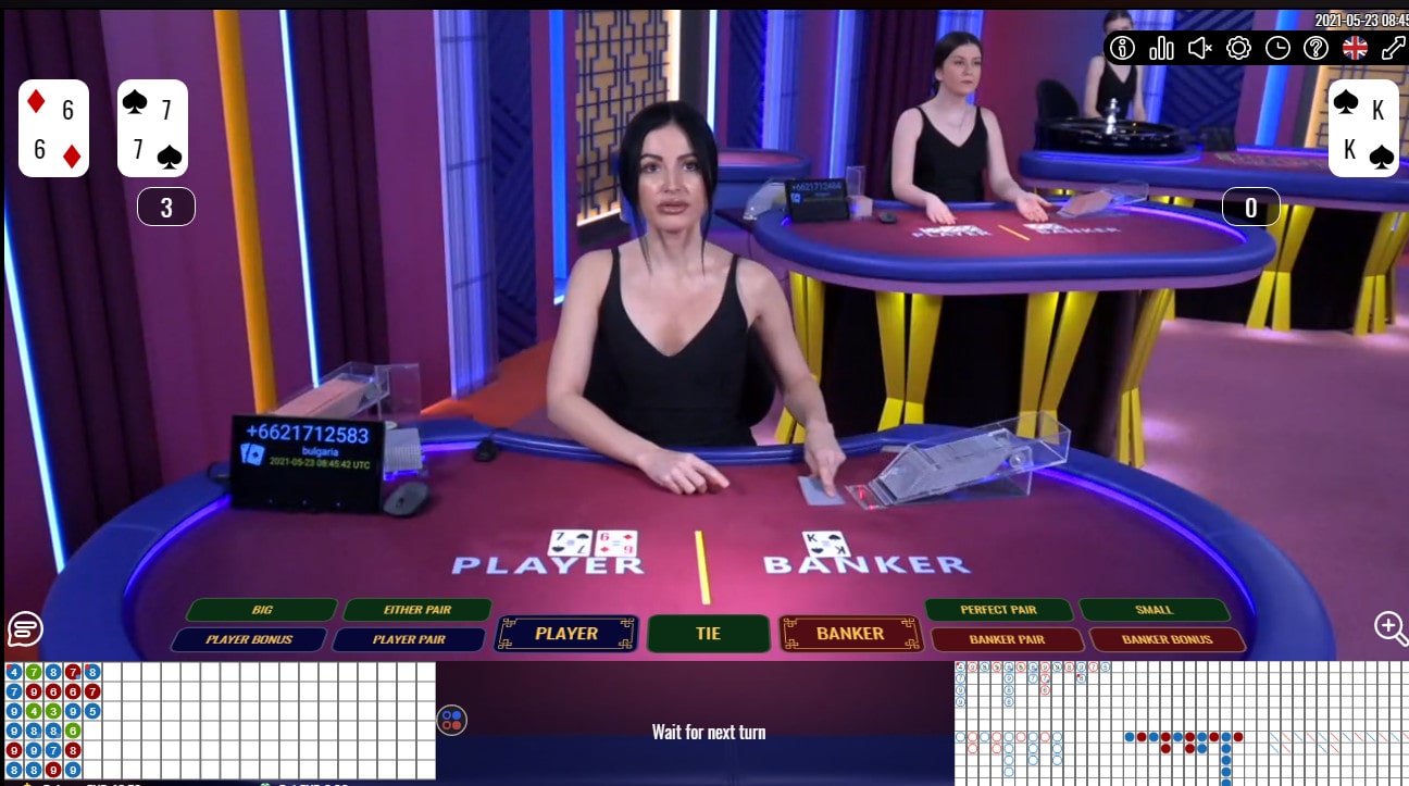 Croupière en direct a une table de baccarat Burgas de Vivo Gaming