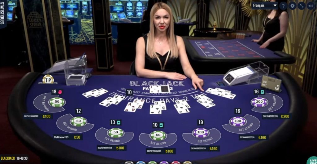Croupière en direct d'une table de Blackjack en ligne LuckyStreak