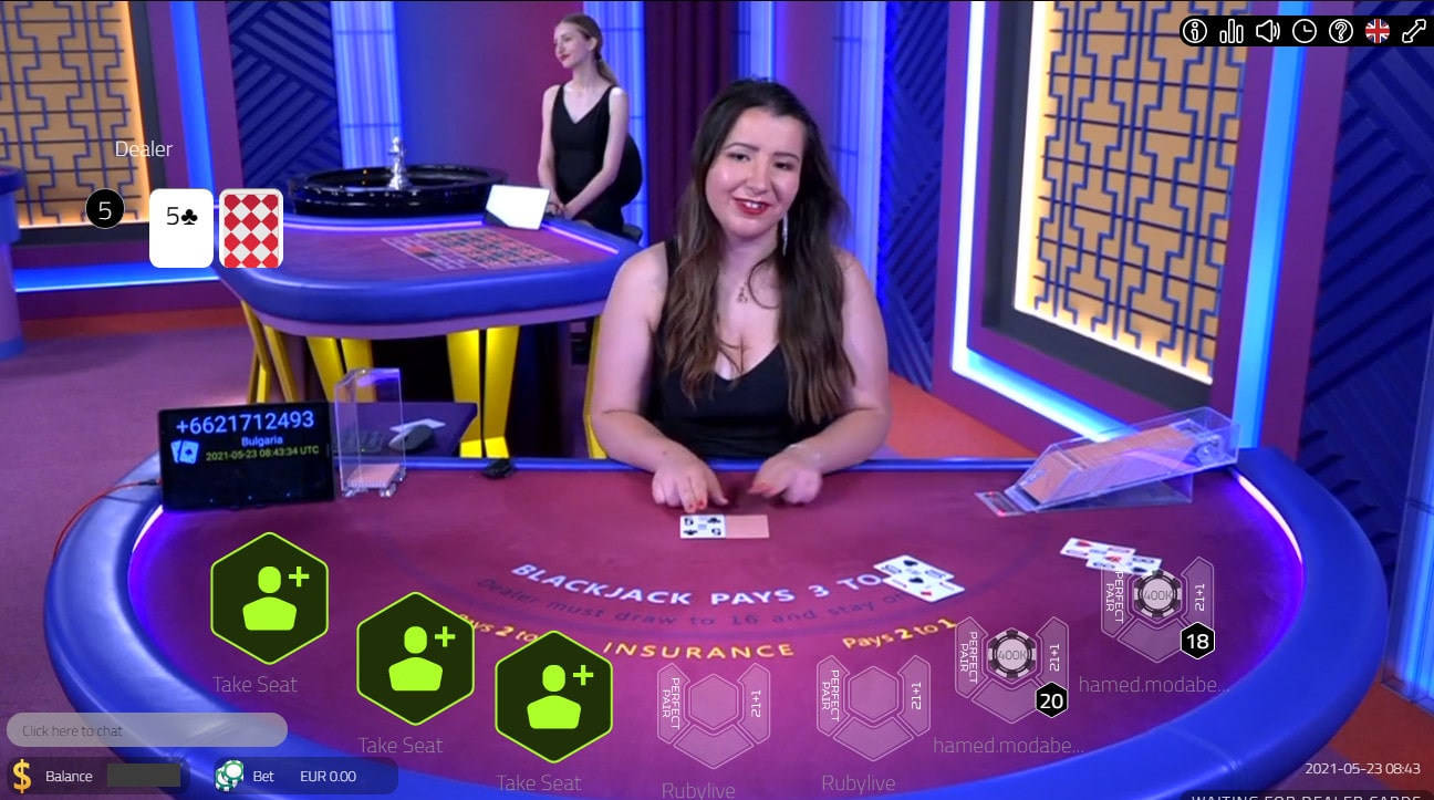 Croupière en direct a une table de Blackjack en ligne de Vivo Gaming