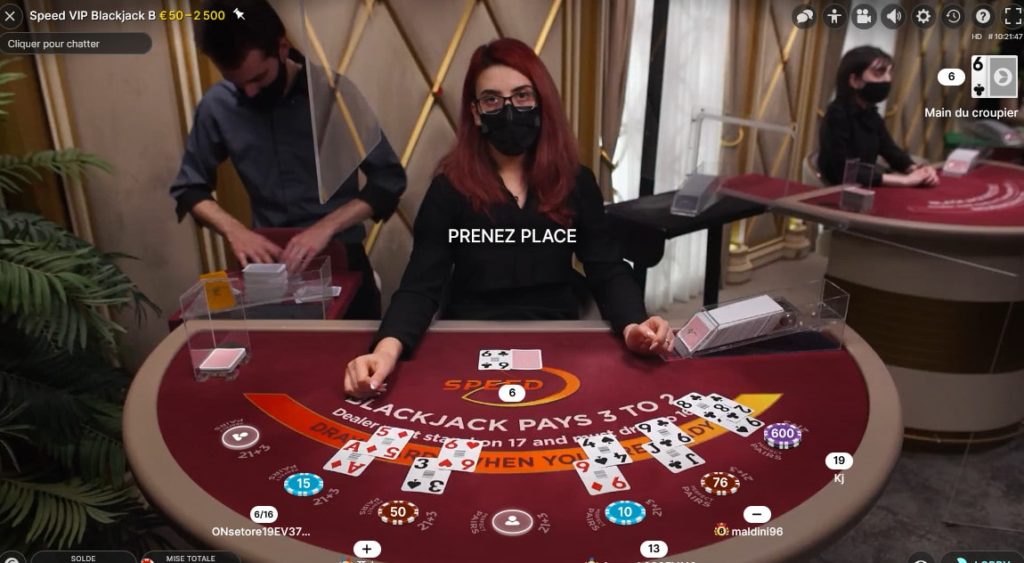 Croupière a une table de Blackjack pour joueurs débutants