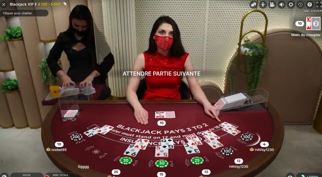 Croupière a une table de blackjack pour joueurs VIP