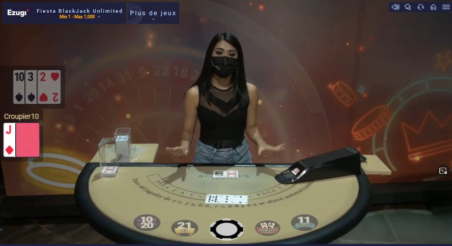 Croupière en action en direct de sa table Fiesta Blackjack d'Ezugi