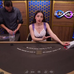 Table Infinite Blackjack avec croupière en live sur Lucky8