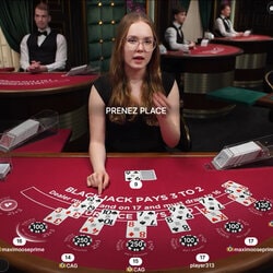 table de Blackjack pour joueurs VIP avec une croupière en live