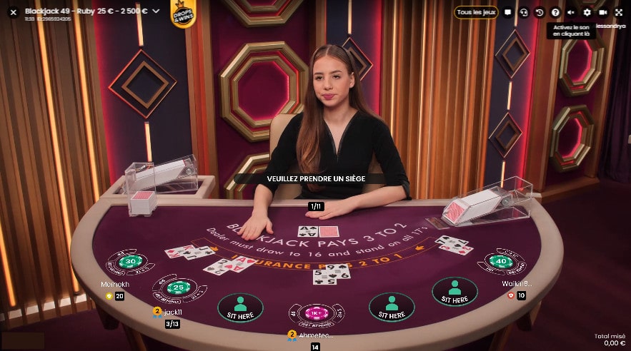 Croupiere sur la table Blackjack Ruby