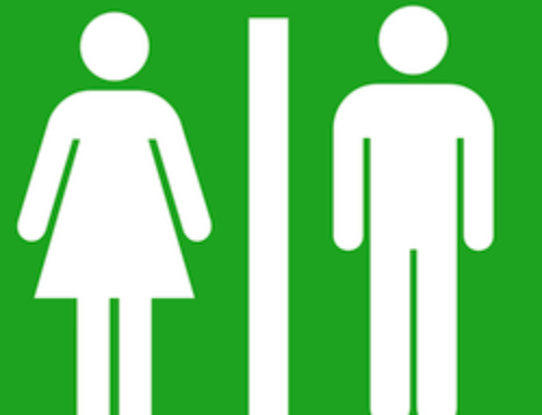 Une joueuse urine en jouant sur une machine à sous