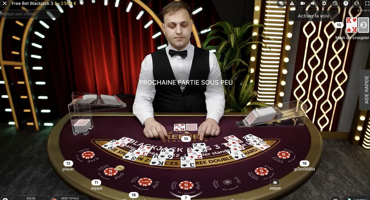 Image d'un croupier a une table de blackjack