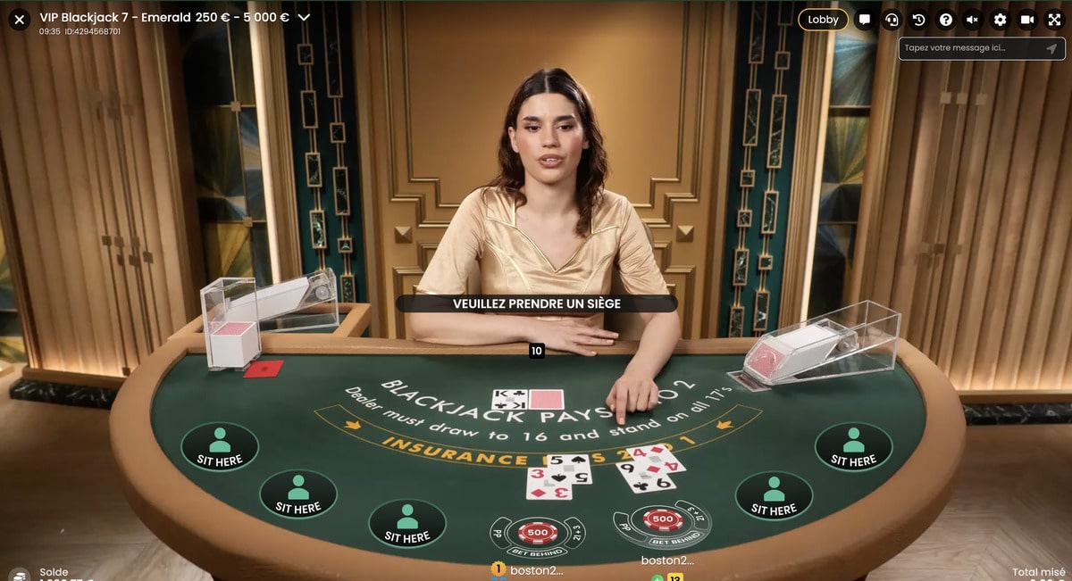 Image d'une croupière a une table de blackjack en live