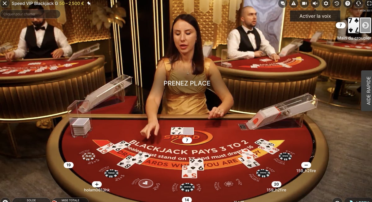 Image d'une croupière a une table de blackjack