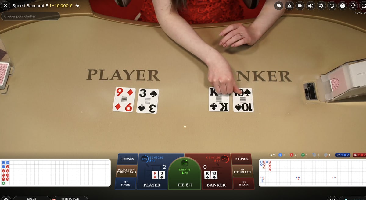 Cartes de baccara sur une table en live