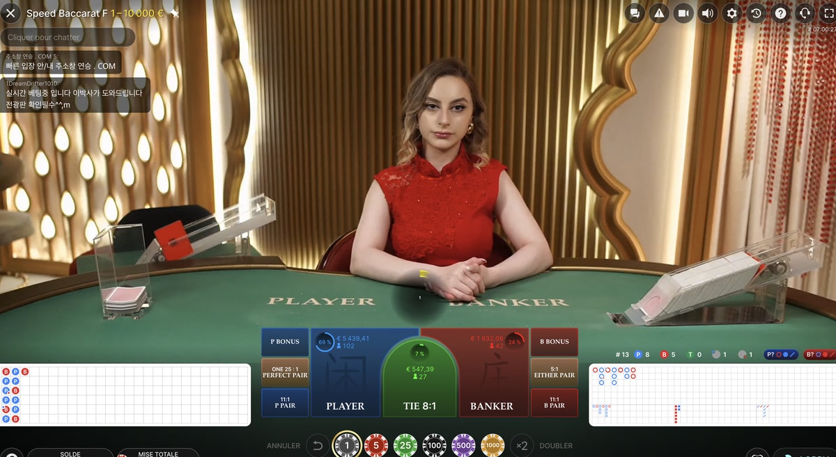 Croupière a une table de baccara en live